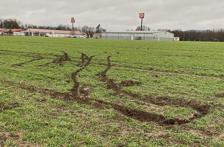 Neustadt bei Coburg: Unbekannter driftet in Acker - mehrere hundert Euro Schaden