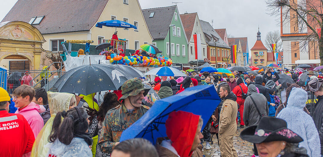 Buntes Faschingstreiben begeistert groß und klein.