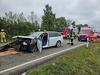 Frauen bei Unfall auf B13 bei Ansbach verletzt eingeklemmt