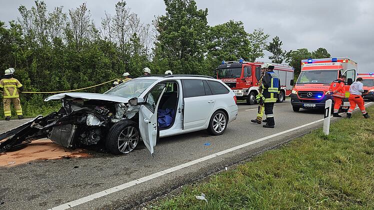Frauen bei Unfall auf B13 bei Ansbach verletzt eingeklemmt
