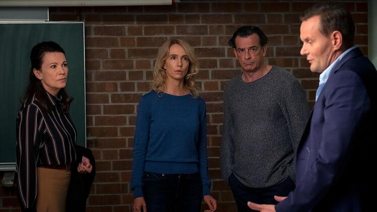 Abendliche Krisensitzung in der Schule (von links): Schulaufsichts-Vertreterin Dr. Nüssen-Winkelmann (Iris Berben), den Eltern des jüdischen Jungen Max (Ursina Lardi und Thomas Sarbacher) sowie Schuldirektor Stege (Devid Striesow) steht eine nervenaufreibende Nacht bevor.
