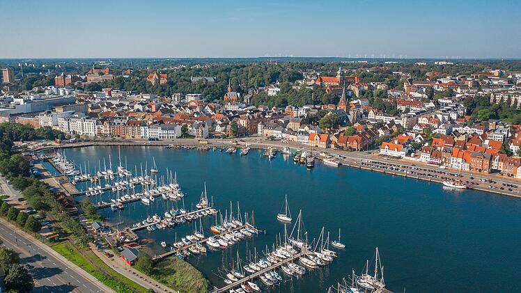 Flensburg Ostsee Flensburger F&ouml;rde Deutschland Schleswig-Holstein Stadtansicht Cityscape Hafenstadt F&ouml;rdestadt K&uuml;stenstadt Wasserlage Altstadt maritim Norden Norddeutschland Grenzstadt D&auml;nemark historische Stadt Architektur Ufer Hafen Reiseziel St&auml;dtereise Ostseeurlaub Deutschlandreise F&ouml;rde Stadtbild K&uuml;stenpanorama Stadt am Wasser Flensburger Hafen maritime Atmosph&auml;re