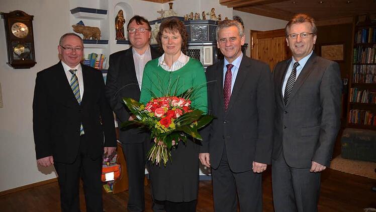 Gratulation an Kreisbäuerin Rosa Zehnter zum 50. Geburtstag. Von links Erwin Schwarz (BBV Kreisobmann), Gerd Zehnter (Ehemann), Kreisbäuerin Rosa Zehnter, Landrat Oswald Marr und Bürgermeister Rainer Detsch.