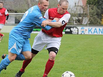 Markus Spahn (TSV Sulzfeld, rechts) und Patrick Hofmann (Würzburger FV II) kämpfen verbissen um den Ball. Foto: Krumpholz