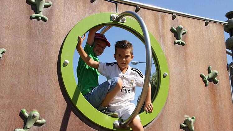 Johann und David klettern. Foto: Ralf Ruppert