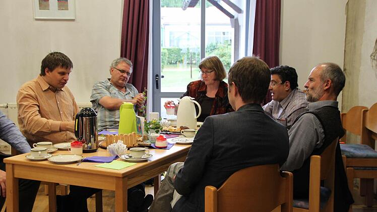 In vertrauter Runde sprechen die Pfarrer des Altlandkreises Bad Brückenau auch kritische Fragen an - zum Beispiel beim Thema Ökumene. Foto: Ulrike Müller