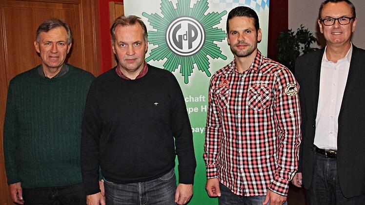 Neu gewählt wurde der Vorstand der GdP-Kreisgruppe Haßberge. Vorsitzender wurde Jürgen Schorr, PI Ebern (Zweiter von rechts), Seniorenvertreter Karl Essig und Schriftführer Rainer Leisentritt, PI Ebern (von links). Rechts Bezirksgruppenvorsitzender Holger Zimmermann. Es fehlen: Zweiter Vorsitzender Harald Bott, PI Haßfurt, Kassierer Achim Seufert, PI Ebern, sowie Beisitzer Alexander Treutlein, PI Haßfurt. Foto: Helmut Will