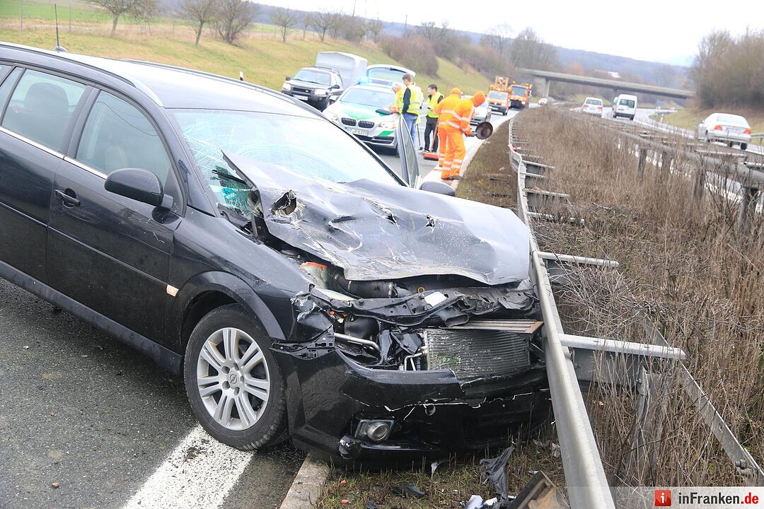 Pkw kracht auf A70 bei Scheßlitz gegen Leitplanke