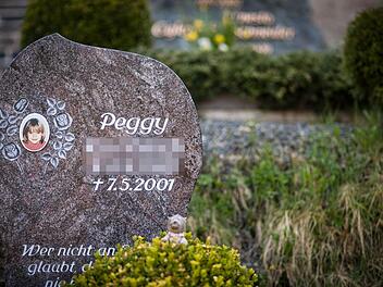 ARCHIV - Ein Gedenkstein mit dem Porträt des Mädchens Peggy auf dem Friedhof in Nordhalben (Bayern), aufgenommen am 25.04.2013. Foto: David Ebener/dpa