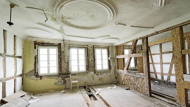 Der Stand der Dinge: In diesem Zustand pr&auml;sentiert sich derzeit die Alte Synagoge in der Oberen Stadt. Ein hoher Kostenfaktor bei der Sanierung ist die Stuckdecke von 1710. 25&nbsp;000 koste es, sie zu reparieren, sagt Bauherr Michael Butz. An F&ouml;rdergeldern gebe es daf&uuml;r aber nur 5000 Euro. Foto: privat
