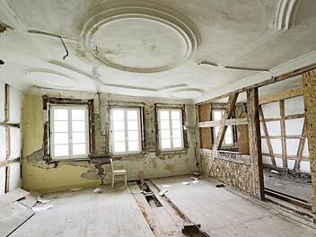 Der Stand der Dinge: In diesem Zustand präsentiert sich derzeit die Alte Synagoge in der Oberen Stadt. Ein hoher Kostenfaktor bei der Sanierung ist die Stuckdecke von 1710. 25 000 koste es, sie zu reparieren, sagt Bauherr Michael Butz. An Fördergeldern gebe es dafür aber nur 5000 Euro. Foto: privat