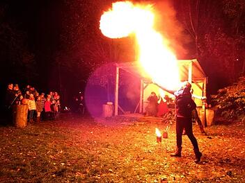 Feuerzauber beim Samhain-Fest mit "Simon, dem Feurigen"Norbert Neugebauer