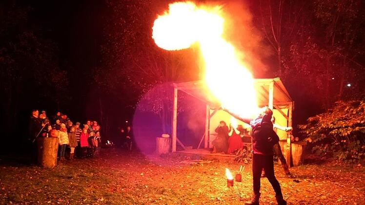 Feuerzauber beim Samhain-Fest mit "Simon, dem Feurigen"Norbert Neugebauer