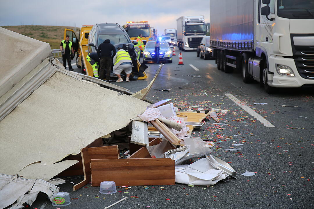 Anhänger umgekippt - Gummibärchen auf der A9 verteilt