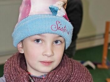 Lioba Höhn drückt ihren "Hasen ohne Namen" fest an sich. Das sechsjährige Mädchen kümmert sich gerne um seine Tiere.  Fotos: Helmut Wil