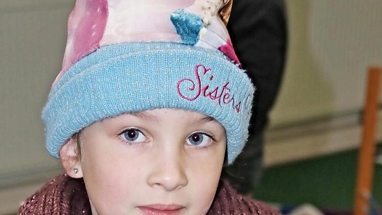 Lioba Höhn drückt ihren "Hasen ohne Namen" fest an sich. Das sechsjährige Mädchen kümmert sich gerne um seine Tiere.  Fotos: Helmut Wil