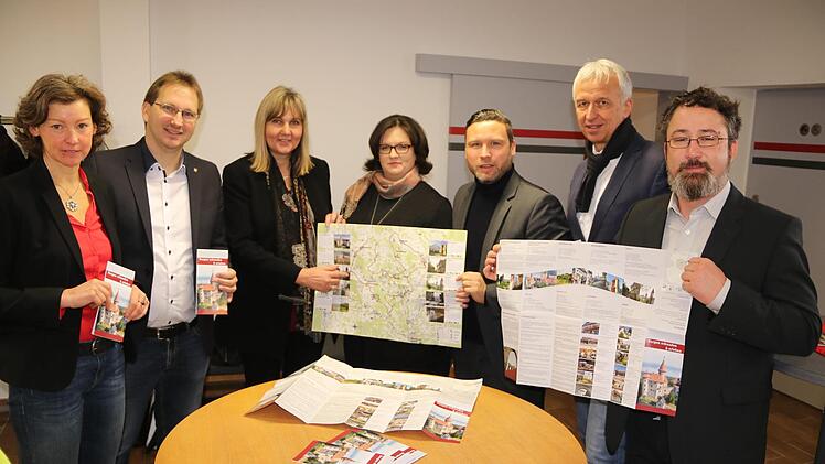 Sie halten das neue Faltblatt in Händen, von links: Susanne Volkheimer, Wolfram Thein, Birgit Weber, Adina Christine Rösch, Martin Finzel, Jörg Steinhardt und  Alexander Blöchl.