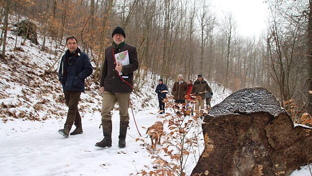 Ralf Strau&szlig;enberg (links) und Bernd Lauterbach (rechts) f&uuml;hren die Gruppe durch den Bausenberg.  Foto: Jutta Rudel