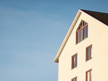 Beim Verkauf von Immobilien fallen oft Steuern an