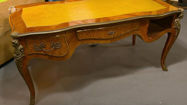 Als weiteres Objekt der Sendung datierte Sven Deutschmanek einen alt erscheinenden Schreibtisch im Rokoko-Stil in den 1960er bis 70er Jahren.