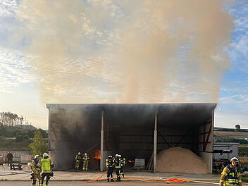 Feuer auf Firmengelände in Hof: Lager für Aktivkohle brennt