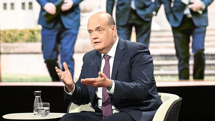 Robin Alexander (Bild) vermutete, Markus S&ouml;der k&ouml;nne Profit aus der politisch angespannten Lage ziehen und darauf hoffen, Friedrich Merz als Kanzler zu beerben.