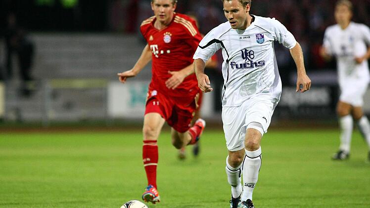 Christoph Herl vom FCE (rechts) gewinnt das Laufduell gegen den   den M&uuml;nchner Patrick Weihrauch.