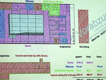 Die roten bzw. lila Bereiche des geplanten Hallenbad-Neubaues wären auch bei einer alleinigen Schul- und Vereinsnutzung notwendig. Die Aufrechnung (rechts) zeigt den Anteil der öffentlichen Nutzung. Diese Präsentation wurde im Stadtrat vorgestellt. Foto: Ralf Kestel