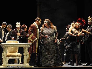 Finale der Neuinszenierung von Giuseppe Verdis Oper "Un ballo in maschera". Die Ausstattung entwarf Norbert Bellen, Regie führte Volker Vogel. Foto: Andrea Kremper