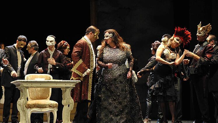 Finale der Neuinszenierung von Giuseppe Verdis Oper "Un ballo in maschera". Die Ausstattung entwarf Norbert Bellen, Regie führte Volker Vogel. Foto: Andrea Kremper