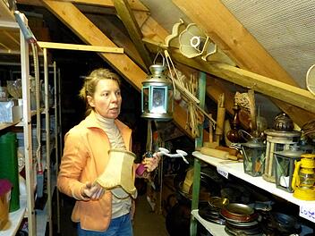 Marion Eberhardt braucht Platz für neue Requisiten. Foto: Dieter Hübner