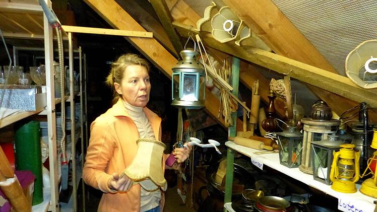 Marion Eberhardt braucht Platz für neue Requisiten. Foto: Dieter Hübner