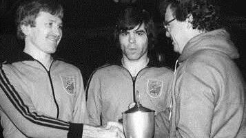 Abteilungsleiter Udo Esser (rechts) gratuliert Willy Kastner (links) 1980 zu dessen 50. Kampf. In der Mitte Erich Wolkenstein. Foto: BR-Archiv