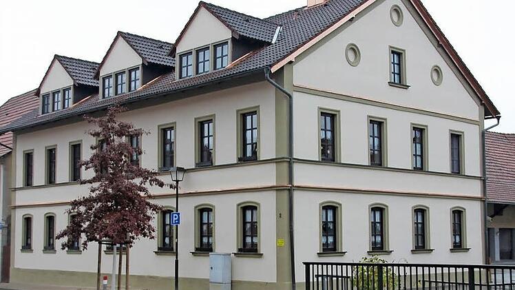 Vor wenigen Tagen wurde das Gerüst erst abgebaut: Das renovierte Haus des einstigen Heinert-Hofes in der Neubrückentorstraße, das im Verlauf der Jahrhunderte als Bauern-Anwesen, als Postkutschenstelle, als Modehaus und als Eisdiele genutzt wurde und nun sechs Mietsparteien beheimatet. Es steht unter Denkmalschutz. Foto: Ralf Kestel