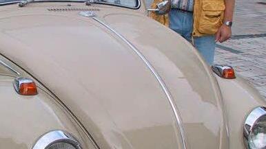 Klaus Neisser an seinem Oldtimer mit BRK-Kennzeichen, Foto: Ralf Ruppert