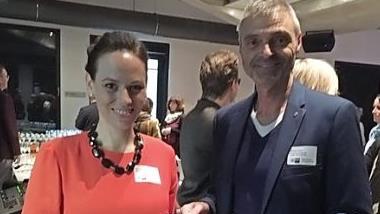 Anne Wedel-Klein &uuml;bergab den Scheck an Michael Thiem. Foto: privat