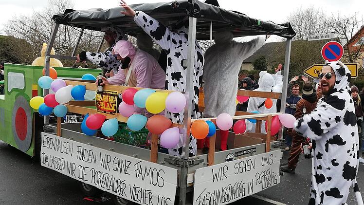 Turbulentes Faschingstreiben im Altort Ebenhausen. Foto: Sigismund von Dobschütz