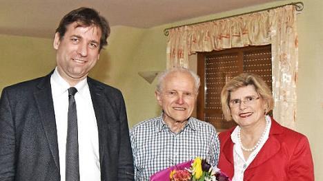 Jubilar Willibald Z&ouml;llner (Mitte) mit Landrat Herrmann Ulm und B&uuml;rgermisterin Gertrud Werner Foto: Karl Heinz Wirth