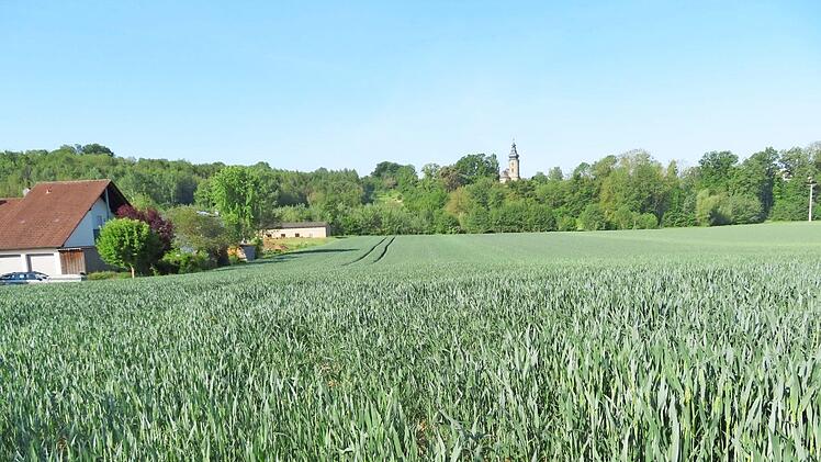Von der Hauptstraße in Prächting bis zum Kellbach (direkt vor der Baum-/ Buschreihe) verläuft das Neubaugebiet Am Brauhausweg II.