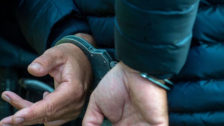 F&uuml;rth: Disko-Schl&auml;ger tritt Polizisten ins Gesicht - Beamter nach n&auml;chtlicher Attacke verletzt