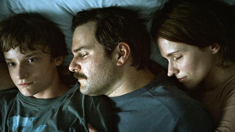 Nach der 33 Tage dauernden Entführung endlich wiedervereint: Johann (Claude Heinrich) mit seinem Vater Jan Philipp Reemtsma (Philipp Hauß) und seiner Mutter Ann Kathrin Scheerer (Adina Vetter)