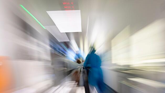 Pflegekr&auml;fte transportieren Patienten auf Intensivstation