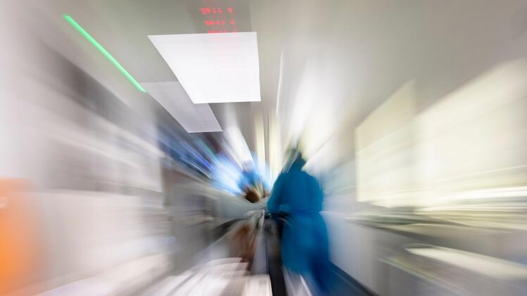Pflegekr&auml;fte transportieren Patienten auf Intensivstation