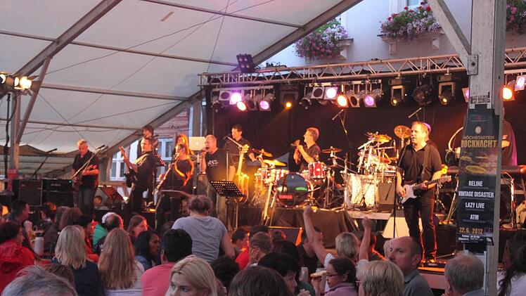 Super-Stimmung mit der Musikfabrigg am Marktplatz.Foto: Michael Schulbert