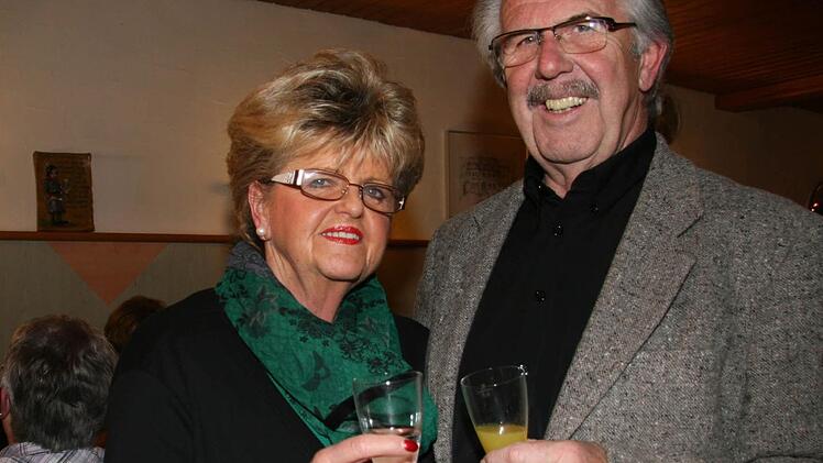 in Prosit auf den Stanicher Fasching: Auch heute noch gehen die Dittwars zu den Prunksitzungen. Fotos: Sonja Adam