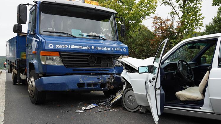 Das Schadensbild an der Unfallstelle Fotos: Arkadius Guzy