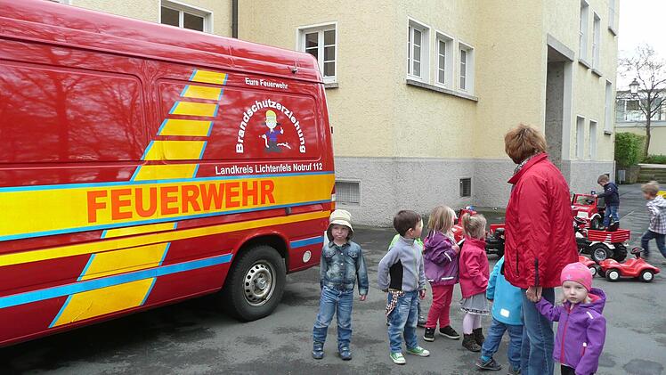 Mit dem großen Feuerwehrauto fahren zu dürfen lockt viele Jungen und Mädchen an.
