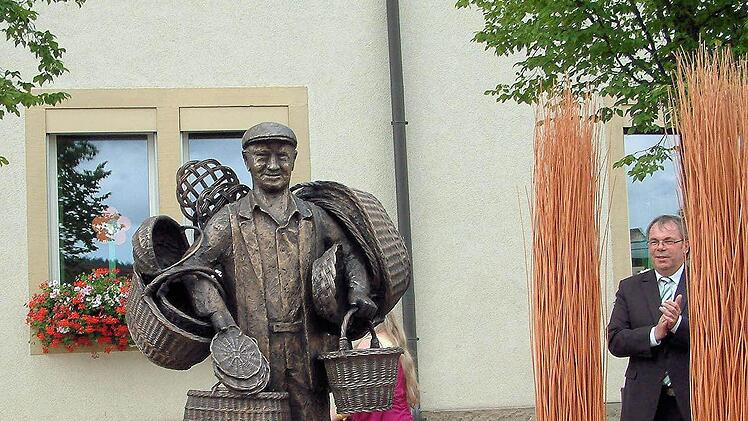 Das ist es! Das Denkmal zu Ehren der Sander Korbraaser, das nun mit seiner ganzen Schönheit den Dorfplatz der Korbmacher- und Winzergemeinde ziert. Fotos: Alfons Beuerlein