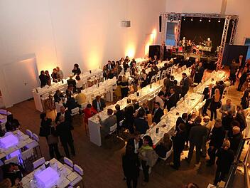 Blick von oben: Für maximal 350 Gäste bietet die Halle Platz. Foto: Barbara Herbst