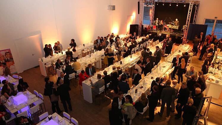 Blick von oben: Für maximal 350 Gäste bietet die Halle Platz. Foto: Barbara Herbst